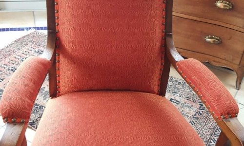 Fauteuil à  dossier haut remis à  neuf par l'atelier artisanal tapissier à  Perpignan