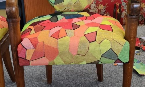 Modernisation chaise colorée par l'atelier artisanal