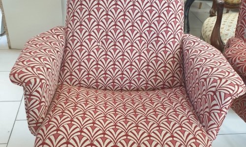Restauration fauteuil bas à  motif par l'atelier tapissier matelassier 
