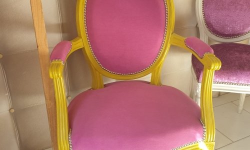 Chaise rose style Louis XVI  dans le Gard